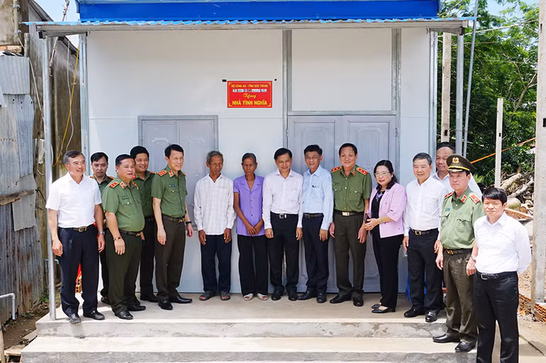 Lãnh đạo Bộ Công an và tỉnh Sóc Trăng trao căn nhà đầu tiên trong chương trình xây 1.200 căn nhà cho hộ nghèo ở Sóc Trăng.