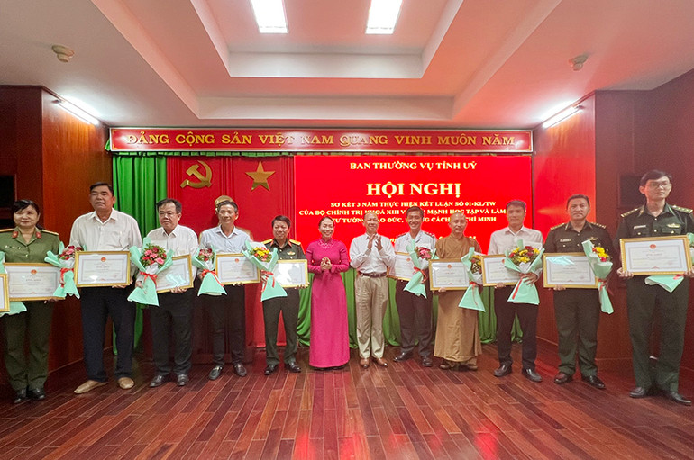 Lãnh đạo tỉnh Sóc Trăng trao tặng Bằng khen của UBND tỉnh cho các cá nhân.