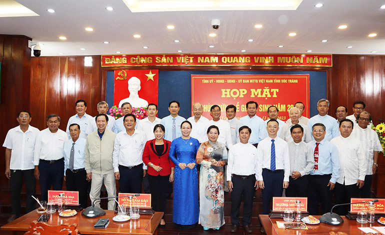 Lãnh đạo tỉnh Sóc Trăng và các vị chức sắc Công giáo, Tin lành chụp ảnh lưu niệm.