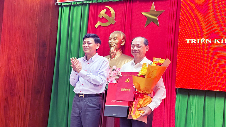 Bí thư Tỉnh ủy Sóc Trăng Lâm Văn Mẫn trao quyết định nghỉ hưu cho đồng chí Lâm Tấn Hòa, nguyên Trưởng Ban Tuyên giáo Tỉnh ủy.