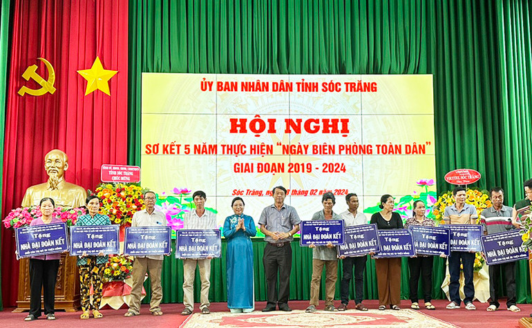 Tặng nhà Đại đoàn kết cho các hộ nghèo khu vực biên giới biển Sóc Trăng.