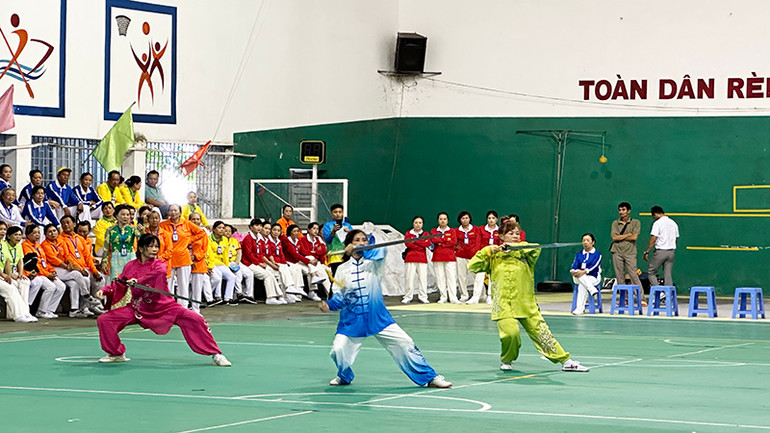 Biểu diễn kiếm thuật của câu lạc bộ dưỡng sinh.