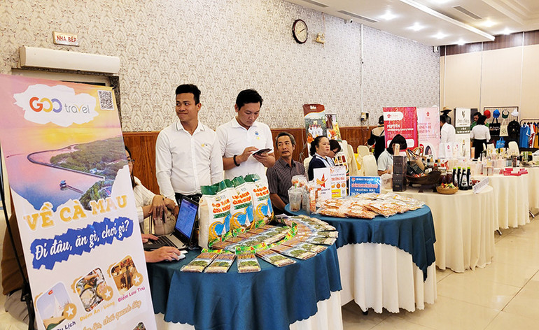 Trưng bày các sản phẩm của hội doanh nhân các tỉnh, thành phố.