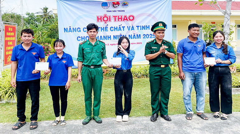 Trao giải cho các đội đạt giải cao trong tham gia thi đấu thể thao và các trò chơi dân gian.