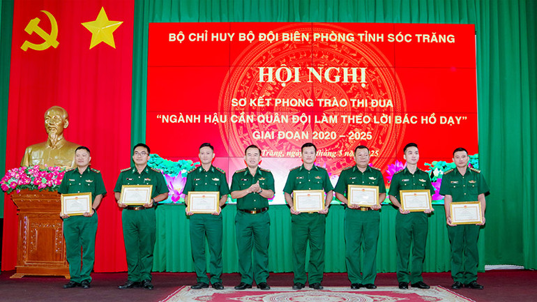 Đại tá Lê Hồng Hà trao Giấy khen cho các tập thể, cá nhân có thành tích xuất sắc Đại tá Lê Hồng Hà trao Giấy khen cho các tập thể, cá nhân có thành tích xuất sắc