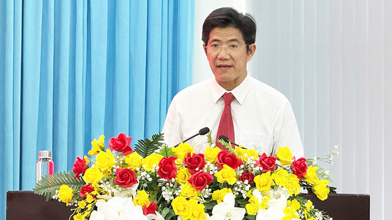 Tiến sĩ Nguyễn Văn Triều, Tổng Biên tập Báo và Đài Phát thanh Truyền hình Sóc Trăng phát biểu nhận nhiệm vụ