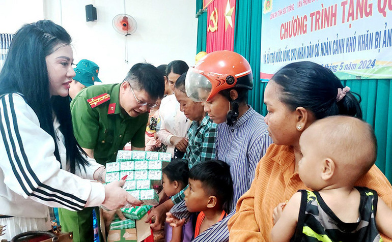 Nhà tài trợ và Công an trao quà cho người dân khó khăn do hạn, mặn