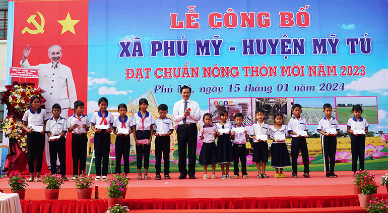 Chủ tịch Ủy ban nhân dân tỉnh Sóc Trăng tặng 50 suất học bổng cho học sinh vượt khó học giỏi của xã.