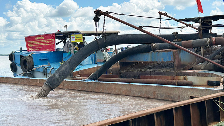 Cát sông thu được còn lẫn nhiều bùn cần được qua công nghệ xử lý.