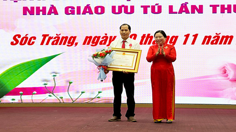 Trao Huân chương Lao động hạng Ba của Chủ tịch nước cho giáo viên. Trao Huân chương Lao động hạng Ba của Chủ tịch nước cho giáo viên.