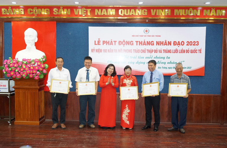 Ủy ban nhân dân tỉnh Sóc Trăng tặng Bằng khen cho các tập thể tích cực hoạt động từ thiện xã hội.