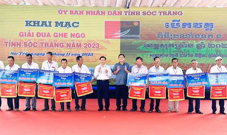 Lãnh đạo tỉnh Sóc Trăng trao tiền tài trợ các đội nghe Ngo tham gia thi đấu Lãnh đạo tỉnh Sóc Trăng trao tiền tài trợ các đội nghe Ngo tham gia thi đấu
