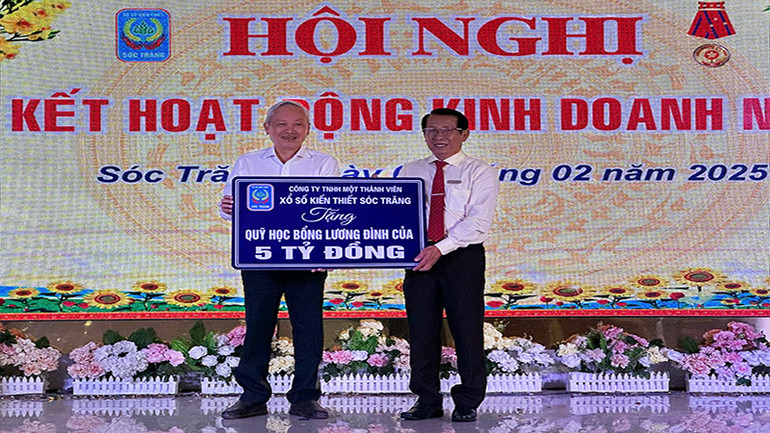 Chủ tịch Công ty Lâm Dủ Nhơn trao 5 tỷ đồng gây quỹ học bổng khuyến học Lương Định Của.