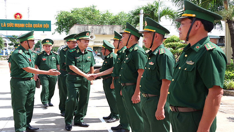 Thiếu tướng Hoàng Hữu Chiến và đoàn công tác thăm, nắm tình hình tại Hải đội 2 Biên phòng.