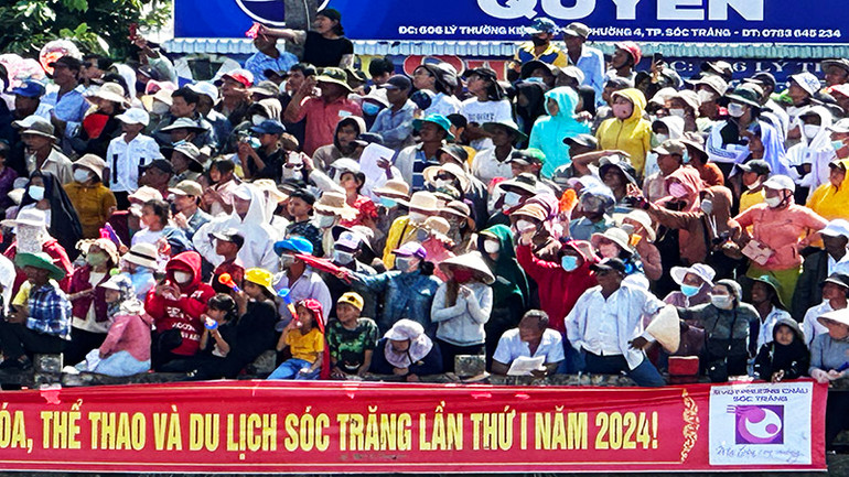 Bất chấp nắng gay gắt, hàng vạn người đứng kín 2 bờ sông cổ vũ giải đua.