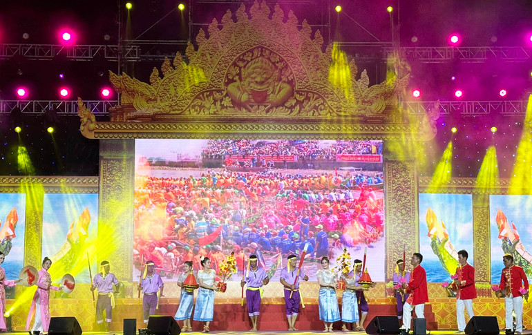 Chương trình nghệ thuật đêm khai mạc lễ hội.