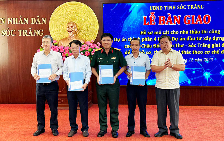 Giám đốc Sở Tài nguyên và Môi trường tỉnh Sóc Trăng Ngô Thái Chân bàn giao hồ sơ mỏ cát cho các đơn vị.