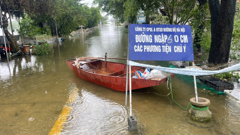 Nhiều tuyến đường huyện Quốc Oai bị ngập sâu trong đợt mưa lũ tháng 9/2024.