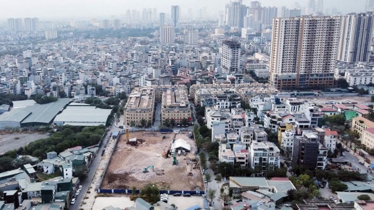 Khu đất xây dựng nhà ở xã hội nằm giữa khu vực dân cư đông đúc.