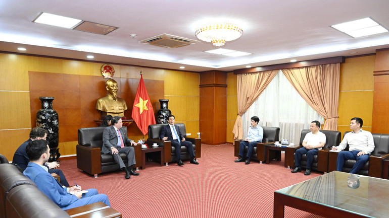 Buổi làm việc với Ngài Marc E. Knapper, Đại sứ đặc mệnh toàn quyền Hợp chúng quốc Hoa Kỳ tại Việt Nam để thúc đẩy quá trình đàm phán.