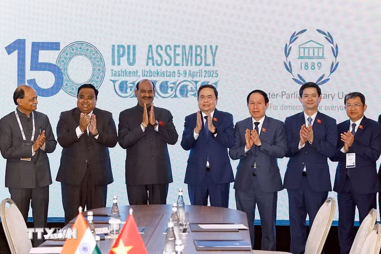 Chủ tịch Quốc hội Trần Thanh Mẫn và Chủ tịch Hạ viện Ấn Độ Om Birla với đại biểu chụp ảnh lưu niệm.