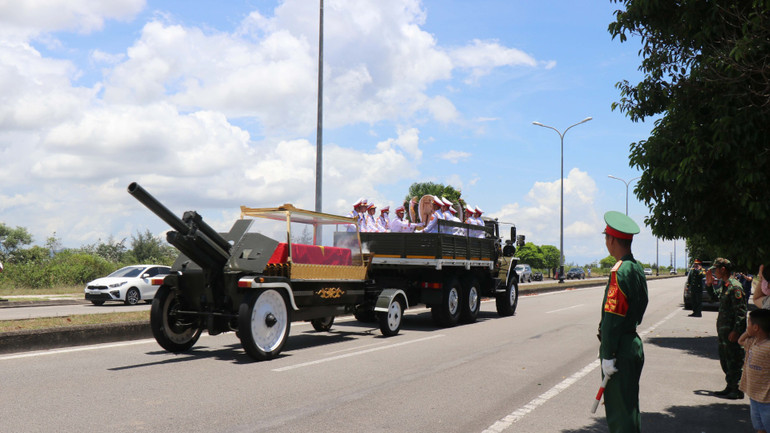 Linh xa đưa linh cữu nguyên Chủ tịch nước Trần Đức Lương rời sân bay Chu Lai, di chuyển qua các huyện Bình Sơn, Sơn Tịnh, thành phố Quảng Ngãi, huyện Tư Nghĩa, Mộ Đức để đến quê hương của đồng chí ở thị xã Đức Phổ, tỉnh Quảng Ngãi. (Ảnh: TTXVN)