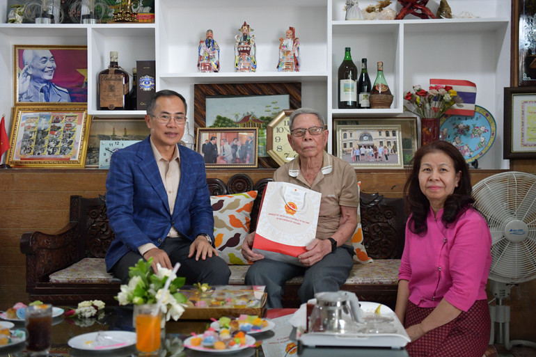 Đại sứ Việt Nam tại Thái Lan Phan Chí Thành thăm và tặng quà gia đình ông Chính.