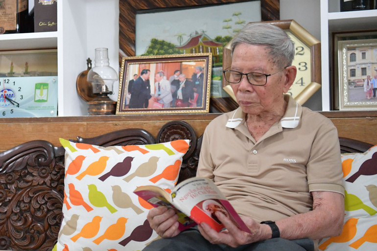 Ông Bùi Văn Chính, chủ xưởng sửa xe Việt Nam ở Chiang Mai.