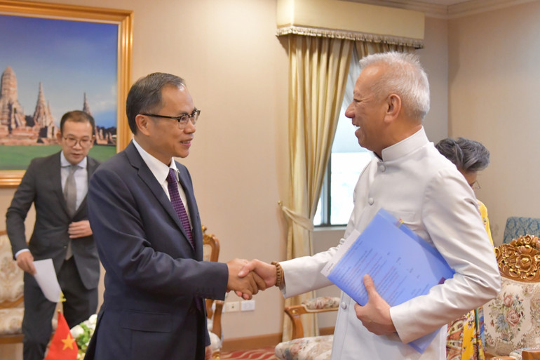Đại sứ Việt Nam Phan Chí Thành gặp Bộ trưởng Du lịch Thể thao Thái Lan Phiphat Ratchakitprakarn.