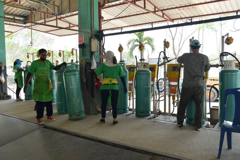 Các công nhân đang sang chiết gas tại xưởng nhà bà Thảo.