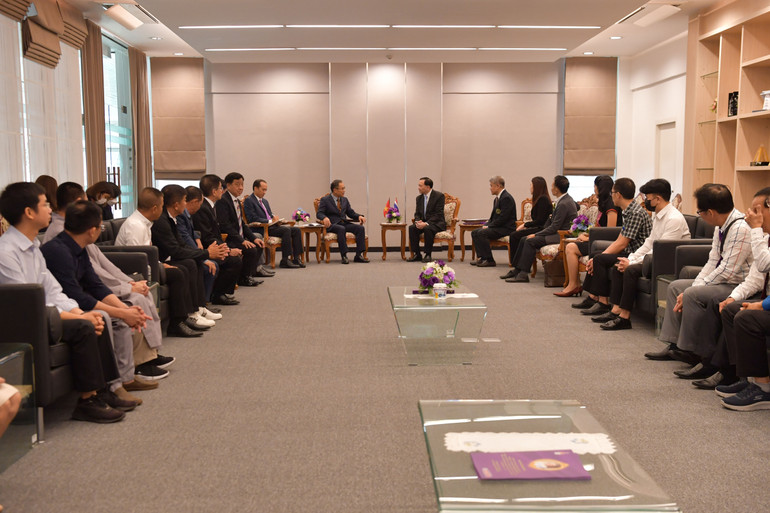 Đại sứ Phan Chí Thành làm việc cùng ban lãnh đạo Đại học Chiang Mai.