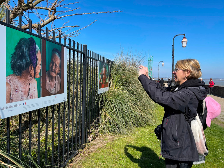 Du khách địa phương và từ nhiều nơi tại Pháp đến thành phố biển Honfleur nghỉ dưỡng đều tỏ ra thích thú với không gian triển lãm ảnh nghệ thuật về Việt Nam dọc theo bờ biển. Du khách địa phương và từ nhiều nơi tại Pháp đến thành phố biển Honfleur nghỉ dưỡng đều tỏ ra thích thú với không gian triển lãm ảnh nghệ thuật về Việt Nam dọc theo bờ biển.