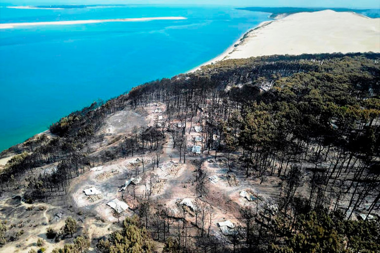 Tàn dư của đám cháy rừng kỷ lục ở cồn cát Pilat (vùng Gironde) tháng 7 năm 2022. (Ảnh: AP)