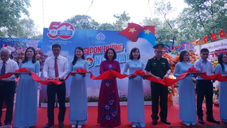 Các đại biểu cắt băng khai mạc triển lãm.