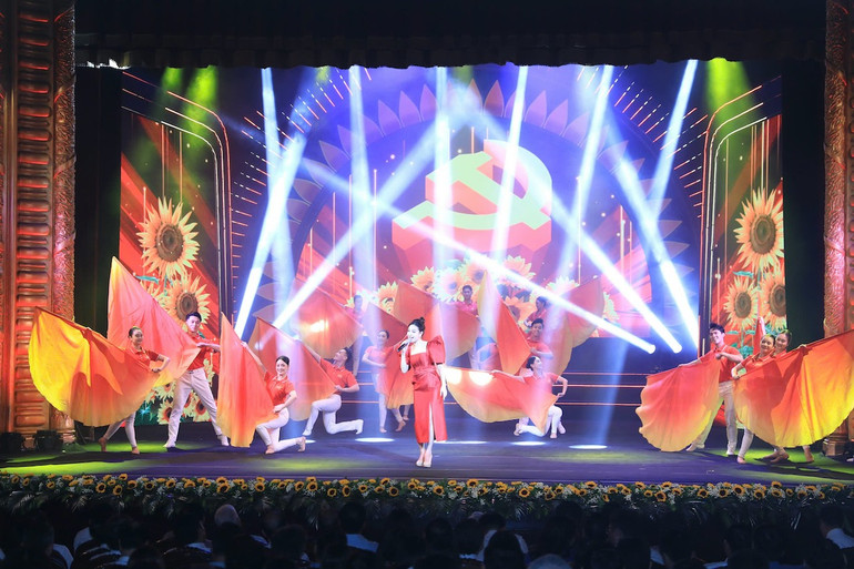 Những tiết mục văn nghệ đặc sắc ca ngợi Đảng làm say lòng người.