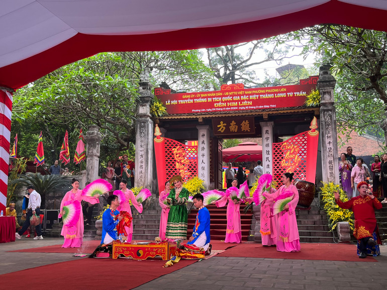 Biểu diễn nghệ thuật truyền thống trong lễ hội. Biểu diễn nghệ thuật truyền thống trong lễ hội.