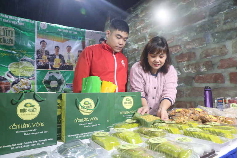 Gian hàng cốm Vòng tại Lễ hội.