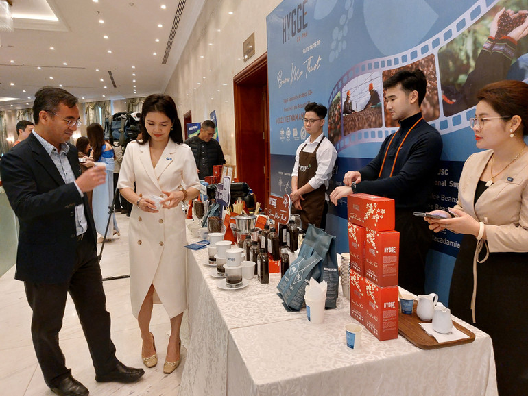 Các đại biểu thưởng thức cà-phê bên lề họp báo.