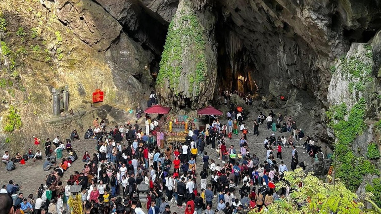 Động Hương Tích, một trong những địa chỉ hấp dẫn khách thập phương nhất tại chùa Hương.