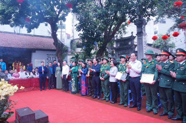 Lãnh đạo quận Tây Hồ chúc mừng các thanh niên chuẩn bị lên đường nhập ngũ và thực hiện nghĩa vụ công an nhân dân. Lãnh đạo quận Tây Hồ chúc mừng các thanh niên chuẩn bị lên đường nhập ngũ và thực hiện nghĩa vụ công an nhân dân.