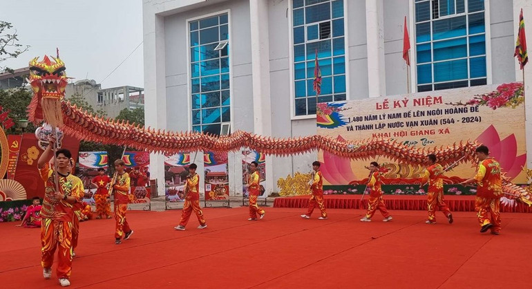 Biểu diễn múa rồng trong Lễ kỷ niệm.