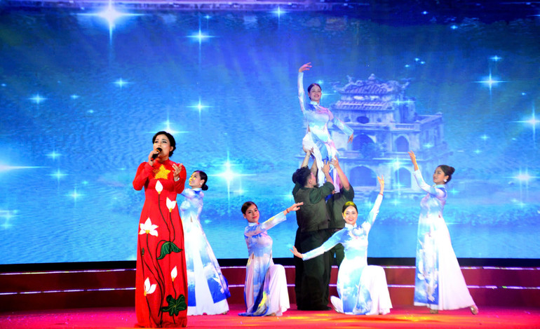 Bài hát "Người Hà Nội" do đội văn nghệ huyện Đông Anh thể hiện.