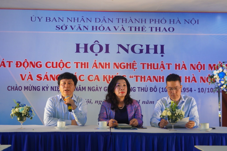 Đại diện Ban Tổ chức trao đổi về các tiêu chí, nội dung của tác phẩm ảnh, âm nhạc tham gia cuộc thi.