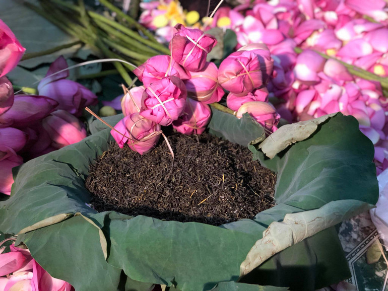 Ướp trà sen bông, cách ướp trà sen mới được nhiều người ưa chuộng. Ướp trà sen bông, cách ướp trà sen mới được nhiều người ưa chuộng.