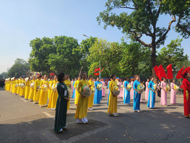 Phụ nữ Thủ đô duyên dáng trong Ngày hội Văn hóa vì hòa bình.