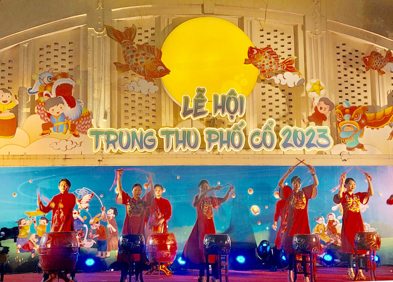 Biểu diễn nghệ thuật truyền thống tại Lễ hội Trung thu Phố cổ.