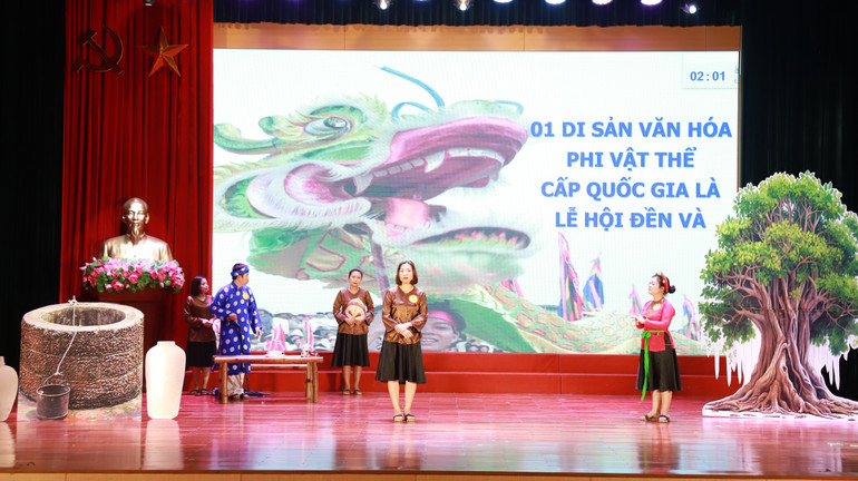 Các cán bộ văn hoá đến từ thị xã Sơn Tây giới thiệu những nét văn hoá đặc sắc của quê hương mình.