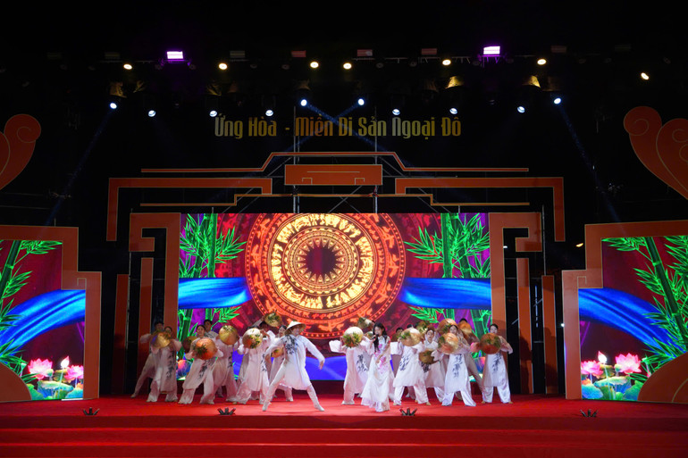 Chương trình “Ứng Hòa - Miền di sản ngoại đô” thu hút với nhiều hoạt động văn nghệ đặc sắc. Chương trình “Ứng Hòa - Miền di sản ngoại đô” thu hút với nhiều hoạt động văn nghệ đặc sắc.