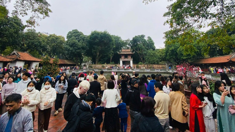 Khách du lịch chen chân đến Văn Miếu-Quốc Tử Giám.