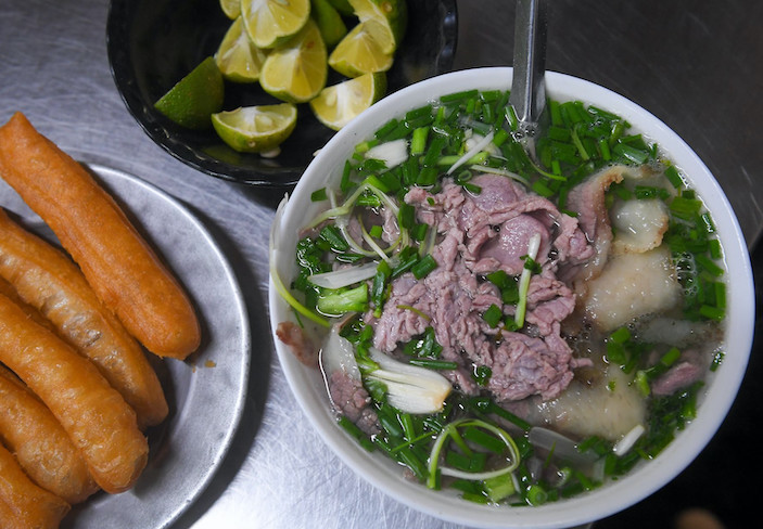 Phở, một thức quà thể hiện sự tinh tế của người Hà Nội, trong đó, những quán phở ngon nhất đều nằm ở quận Hoàn Kiếm.